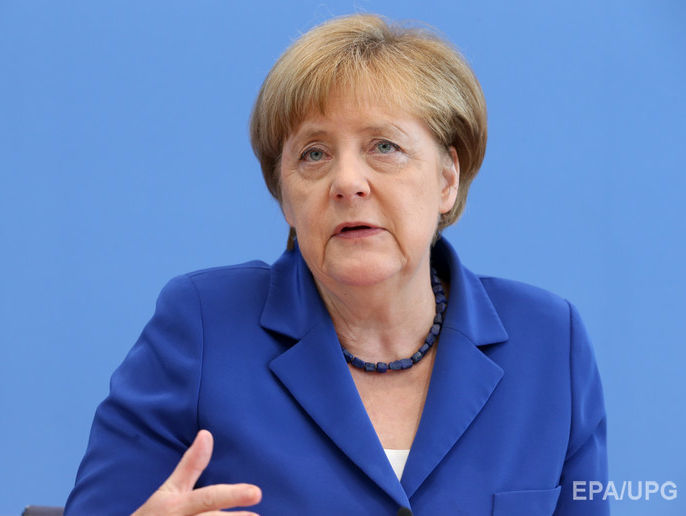 Меркель заявила, что Германия не будет изменять миграционную политику