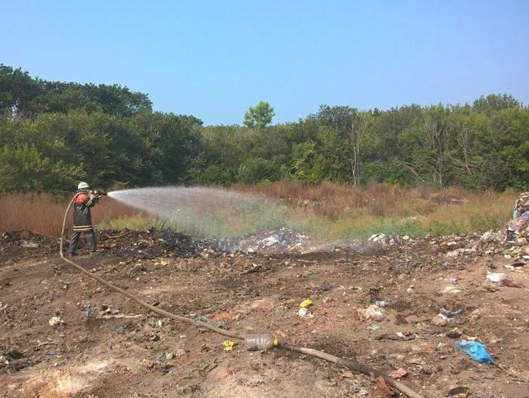 В Киевской области спасатели потушили пожар на мусорной свалке
