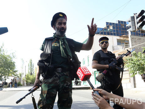 В ходе перестрелки возле здания полиции в Ереване ранены три человека