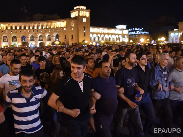 В Ереване при разгоне демонстрации 60 человек пострадали, задержанных &ndash; более 100 