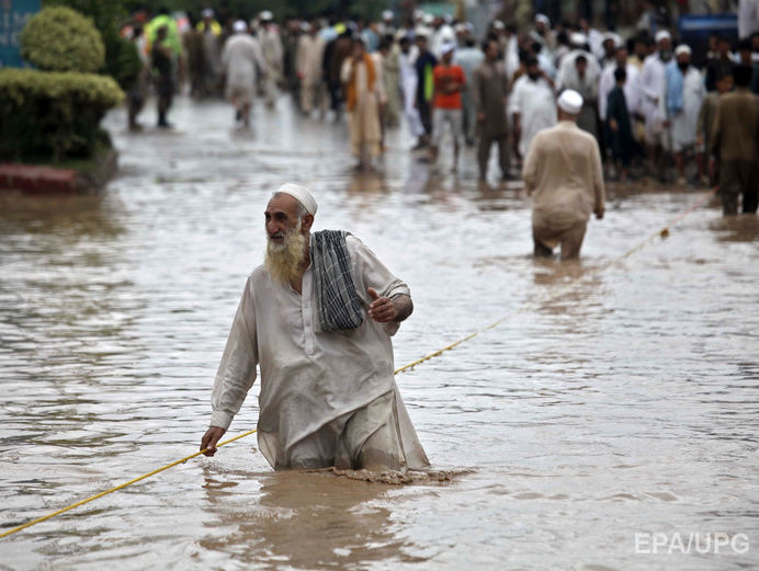 В Пакистане наводнение смыло свадебный автобус, погибло более 20 человек
