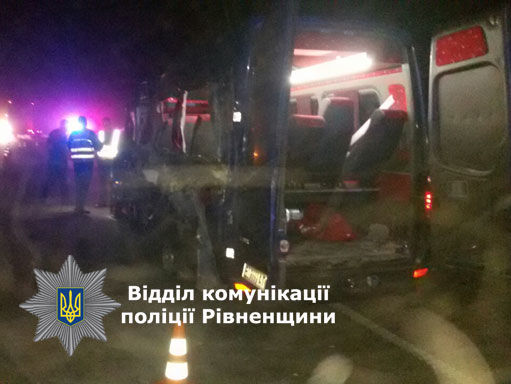 В Ровенской области микроавтобус столкнулся с грузовиком, погибли три человека