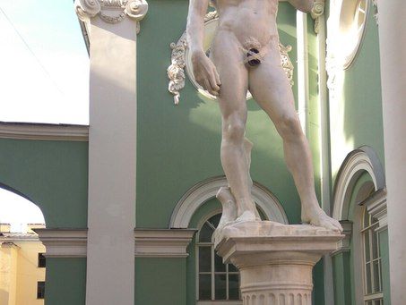 В Санкт-Петербурге интимные места статуи Давида прикрыли кепкой