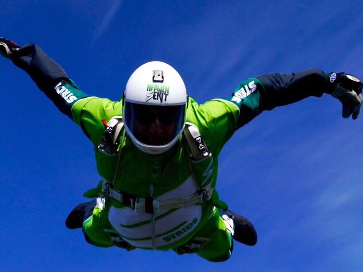 Американец установил мировой рекорд, прыгнув из самолета без парашюта. Видео