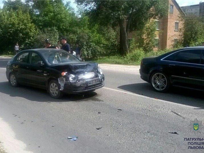 Полиция: Во Львове нетрезвый водитель травмировал полицейского и совершил ДТП