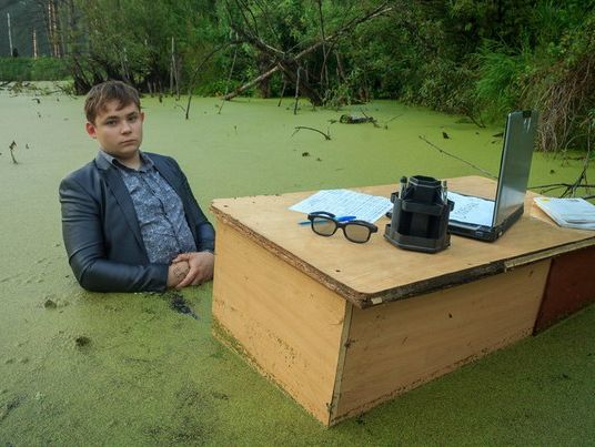 Фотосессия челябинского школьника в болоте стала интернет-мемом