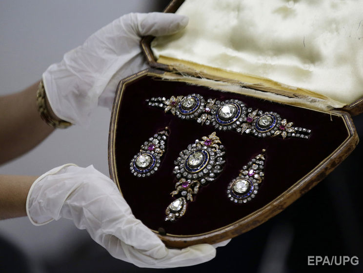 Супруги из Шотландии нашли в старом стуле драгоценности с бриллиантами 