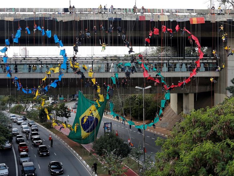 В Сан-Паулу 150 альпинистов создали "живую" инсталляцию в форме олимпийских колец