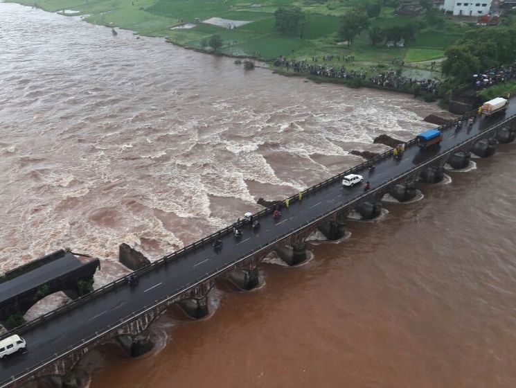 В Индии обрушился мост с автобусами: погибло два человека, более 20 пропали без вести