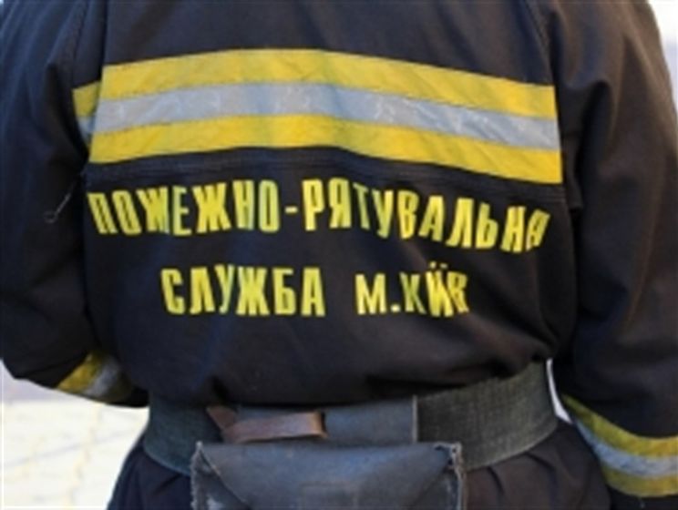 В Киеве на козырьке подъезда обнаружили труп женщины