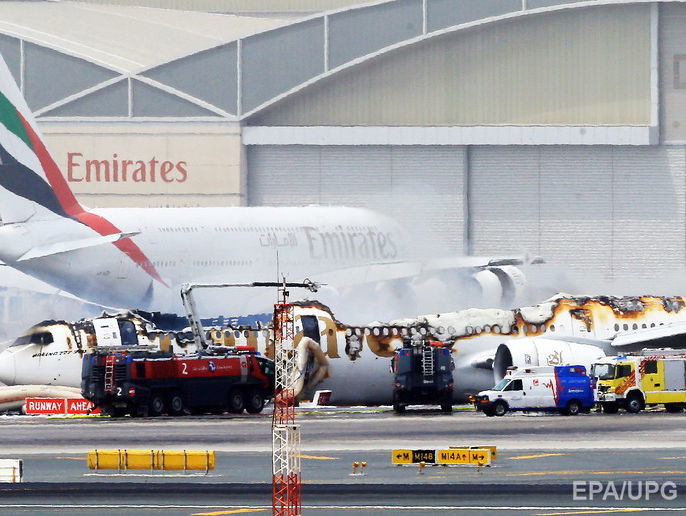 При тушении горевшего Boeing в аэропорту Дубая погиб спасатель