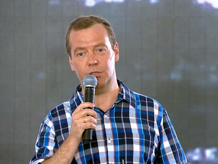 Медведев: Быть учителем &ndash; это призвание. А если хочется деньги зарабатывать, есть масса других прекрасных мест