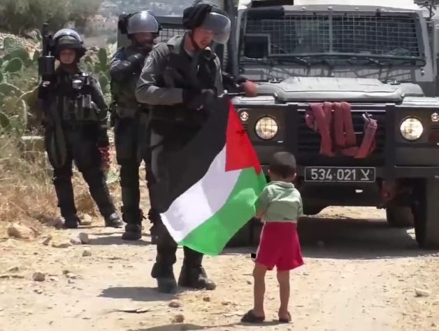 Палестинец просил израильских солдат застрелить его малолетнего сына. Видео