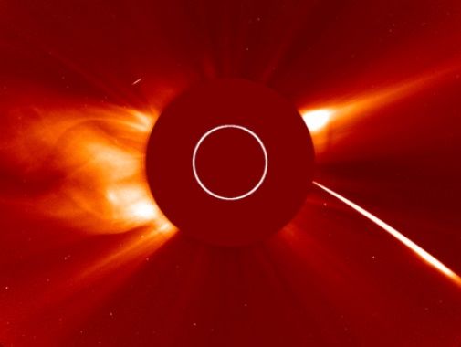NASA показало, как Солнце уничтожает комету
