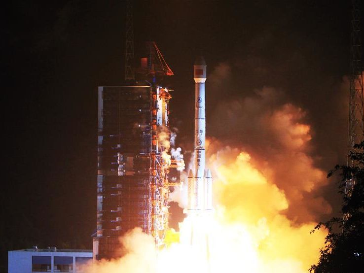 Китай успешно запустил свой первый спутник системы мобильной связи. Видео
