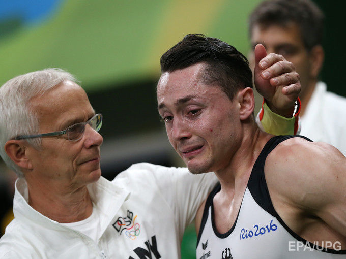 Немецкий гимнаст завоевал для своей сборной место в финале, выступив с разорванными связками