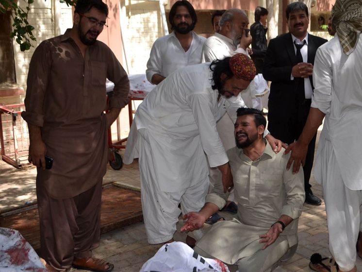 В результате взрыва бомбы в больнице в Пакистане погибло 53 человека