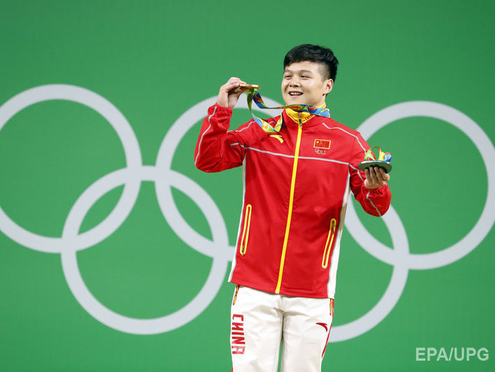 Китайский штангист выиграл золотую медаль Олимпиады, установив мировой рекорд