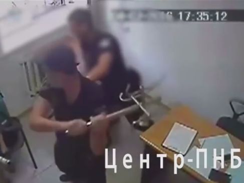 В Запорожье уволили патрульного полицейского, который избил задержанного