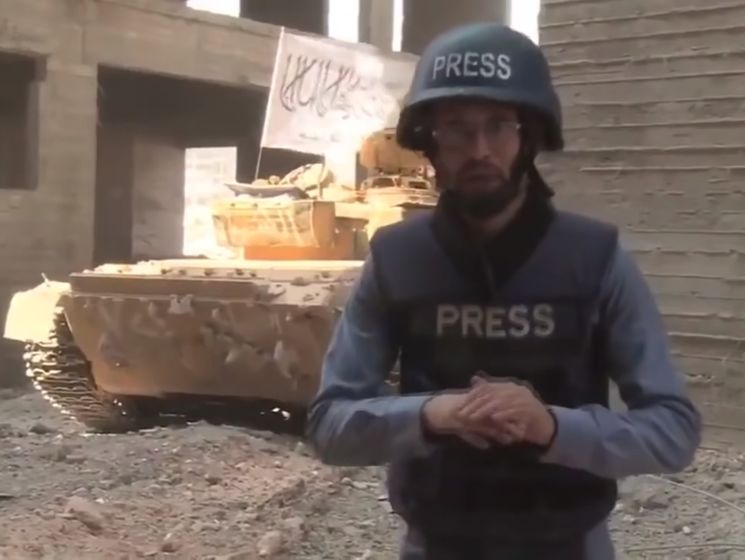 За спиной репортера Al Jazeera взорвался танк. Видео