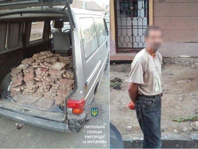 В Ужгороде патрульные застали мужчину за воровством уличной плитки