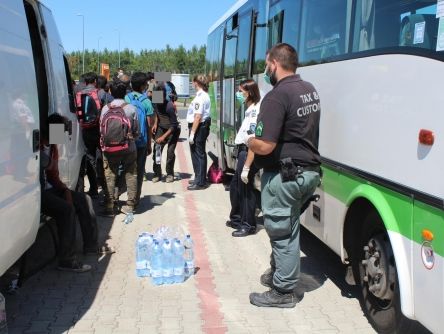 В Венгрии задержали украинца за перевозку нелегальных мигрантов из Азии