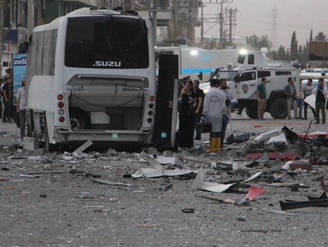 В результате двух взрывов на юго-востоке Турции погибли по крайней мере восемь человек