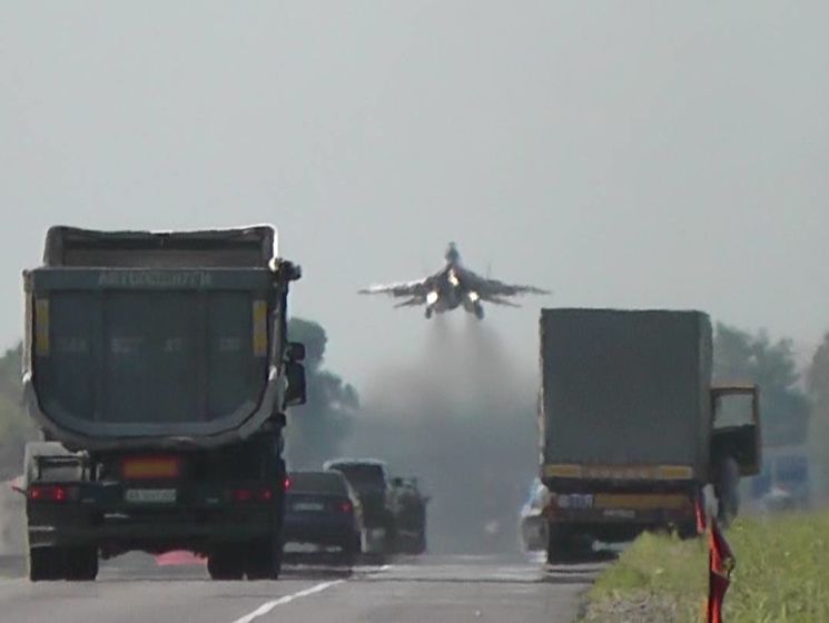 Генштаб ВСУ: В рамках учений самолеты МиГ-29 совершили учебную посадку и взлет на авиационном участке автотрассы