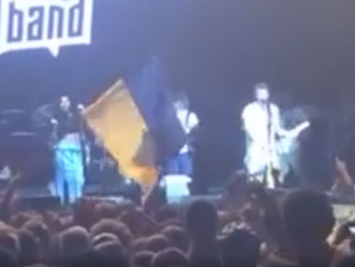 В Будапеште во время выступления группы "Ленинград" зрители развернули флаг Украины. Видео
