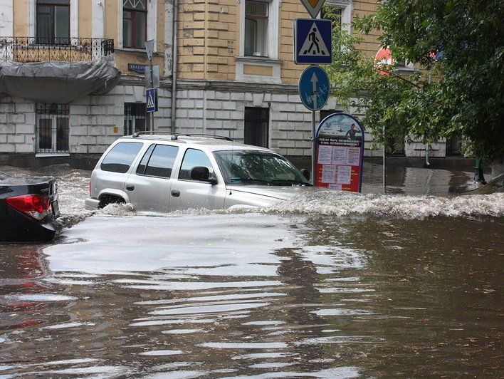 В Москве из берегов вышла Яуза, спасатели эвакуируют людей из подтопленных автомобилей