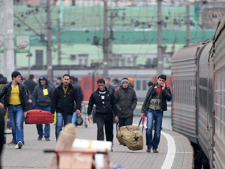 В Новосибирской области мигрантам запретили работать в детсадах, бухгалтерами и секретарями