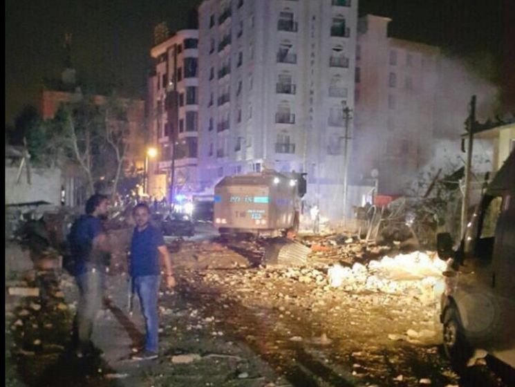 Возле полицейского участка в Турции взорвался автомобиль, начиненный взрывчаткой, трое погибших и 40 раненых