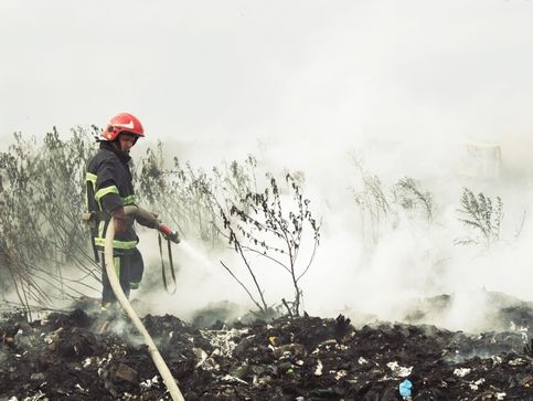 ГСЧС: Под Тернополем вспыхнул пожар на стихийной мусорной свалке