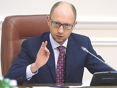 Яценюк: Украина не будет спешить с введением визового режима с Россией