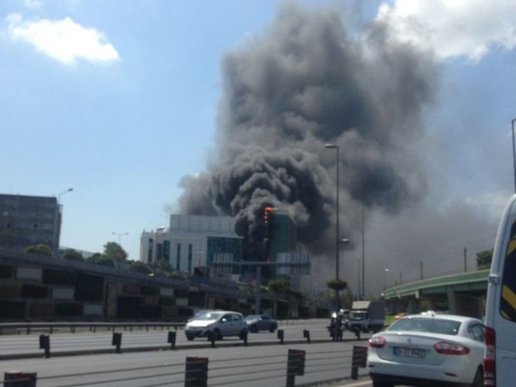 В Стамбуле горит 10-этажное здание бизнес-центра