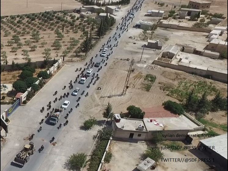 Опубликованы снимки бегства боевиков ИГИЛ из города Манбидж под прикрытием "живого щита"