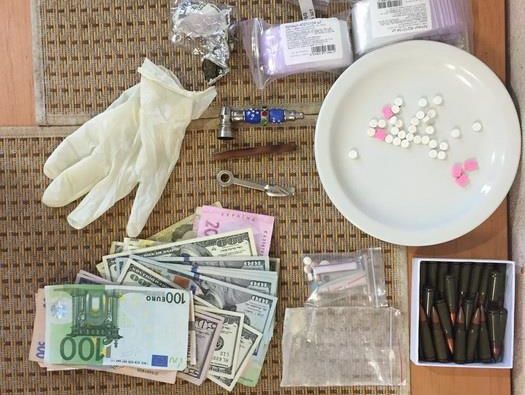 В Киеве СБУ ликвидировала наркогруппировку, изъяла наркотики, оружие и более $30 тыс.
