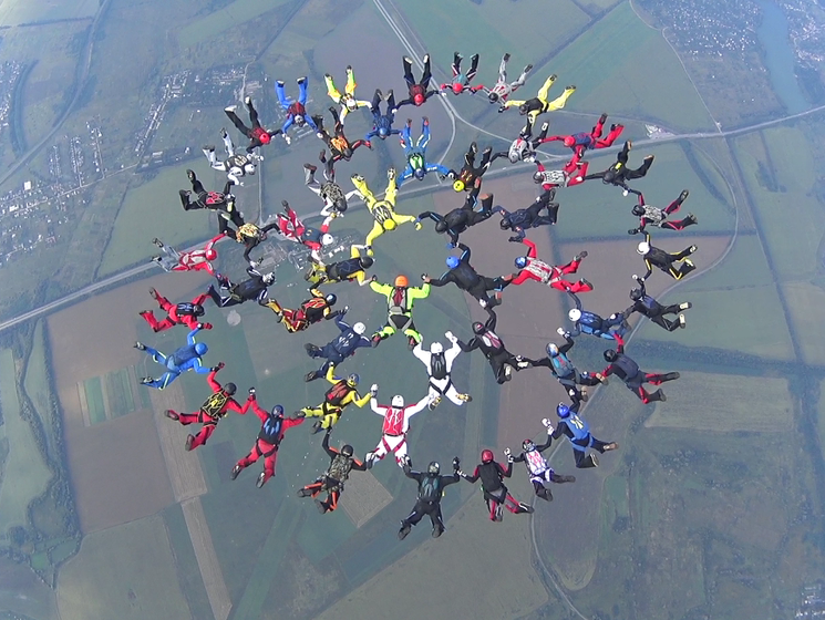 Под Харьковом 50 парашютистов установили новый национальный рекорд. Видео