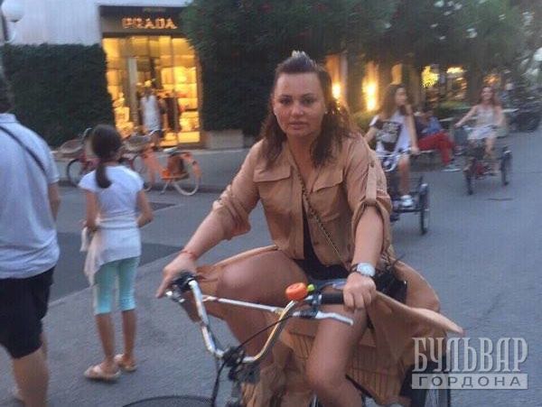 Кильчицкая отпраздновала день рождения в Италии в ультракоротких шортах и на велосипеде