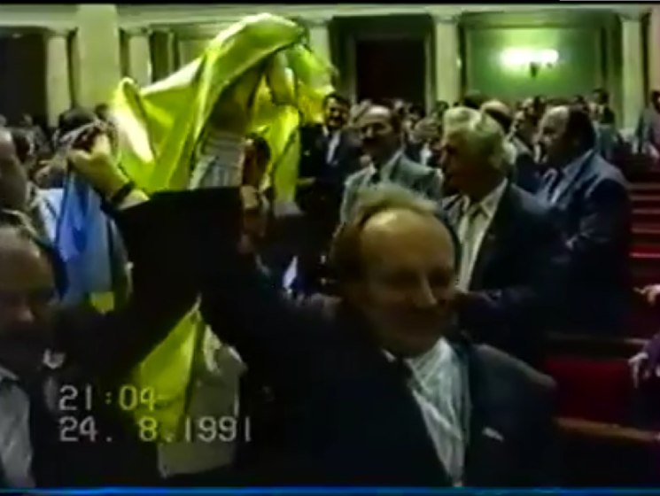 Верховная Рада показала, как в 1991 году в зал парламента вносили украинский флаг. Видео