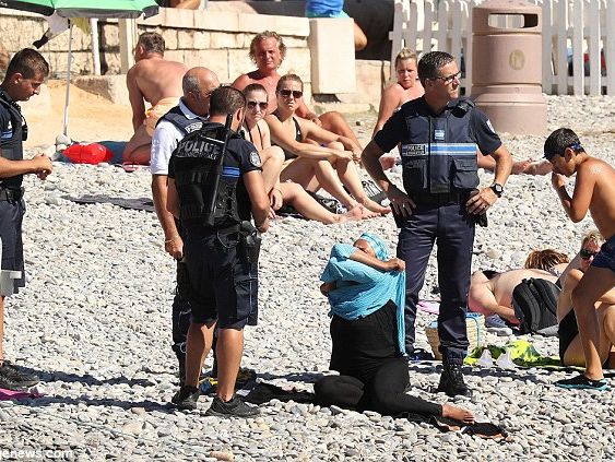 В Ницце полиция заставила мусульманку снять буркини и оштрафовала