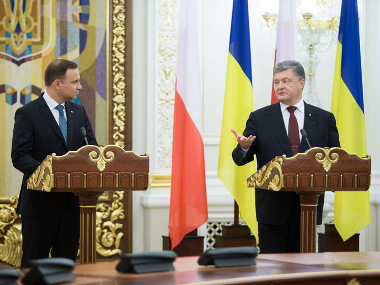 Порошенко: Украина готова к конструктивному диалогу о трагических страницах общей истории с Польшей