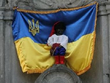 В Брюсселе "писающего мальчика" ко Дню Независимости Украины переодели в казака