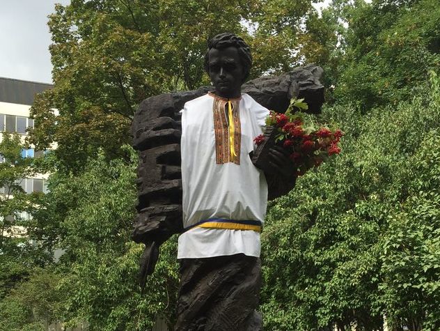 В латвийской Риге памятник Шевченко облачили в вышиванку