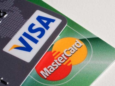 Visa и Mastercard прекратили обслуживание двух российских банков