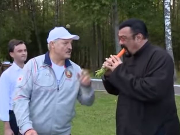 Лукашенко накормил Сигала морковью с грядки. Видео