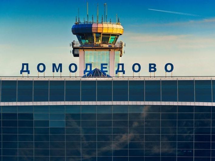 В Москве пассажира не пустили в самолет из-за святой воды в багаже. Видео
