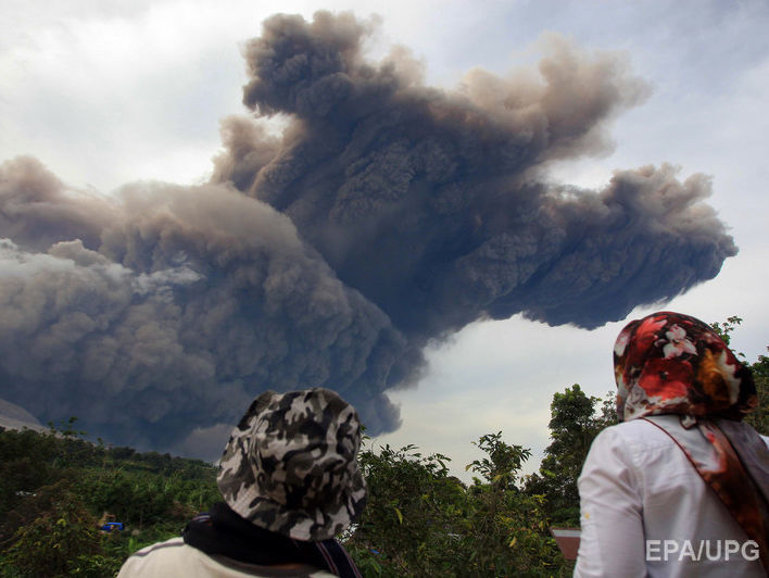 В Индонезии у извергающегося вулкана Синабунг обрушился лавовый купол