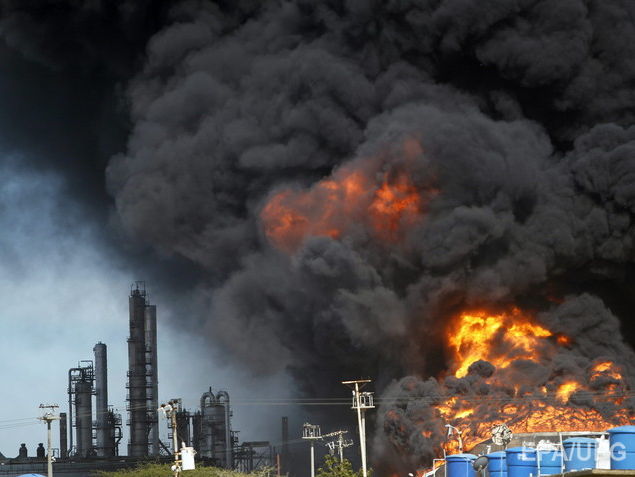 В США на крупном нефтеперерабатывающем заводе произошел взрыв