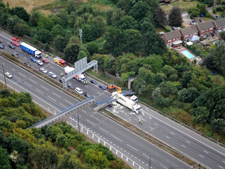 В Великобритании грузовик протаранил пешеходный мост